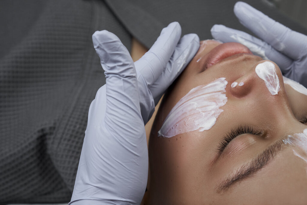 Косметологическая чистка лица в Алматы | DOSTYKMED